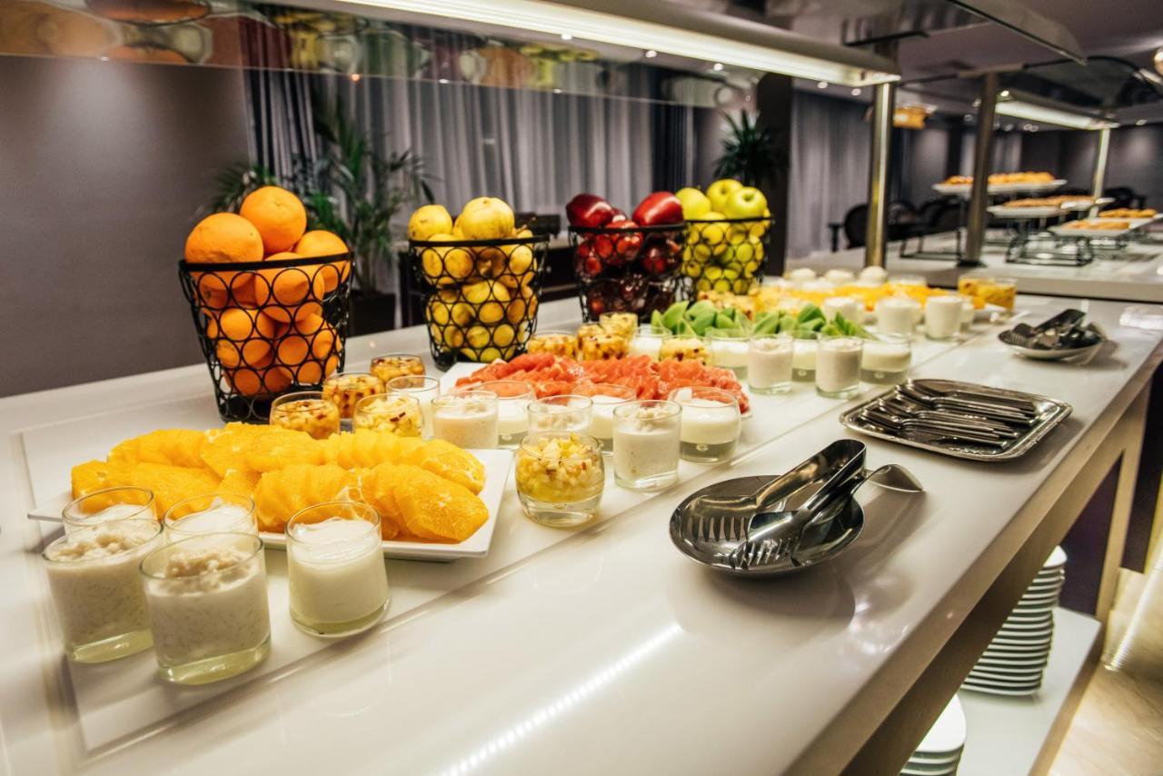 Grand Mogador City Center Casablanca Ngoại thất bức ảnh A buffet of fruit and yogurt