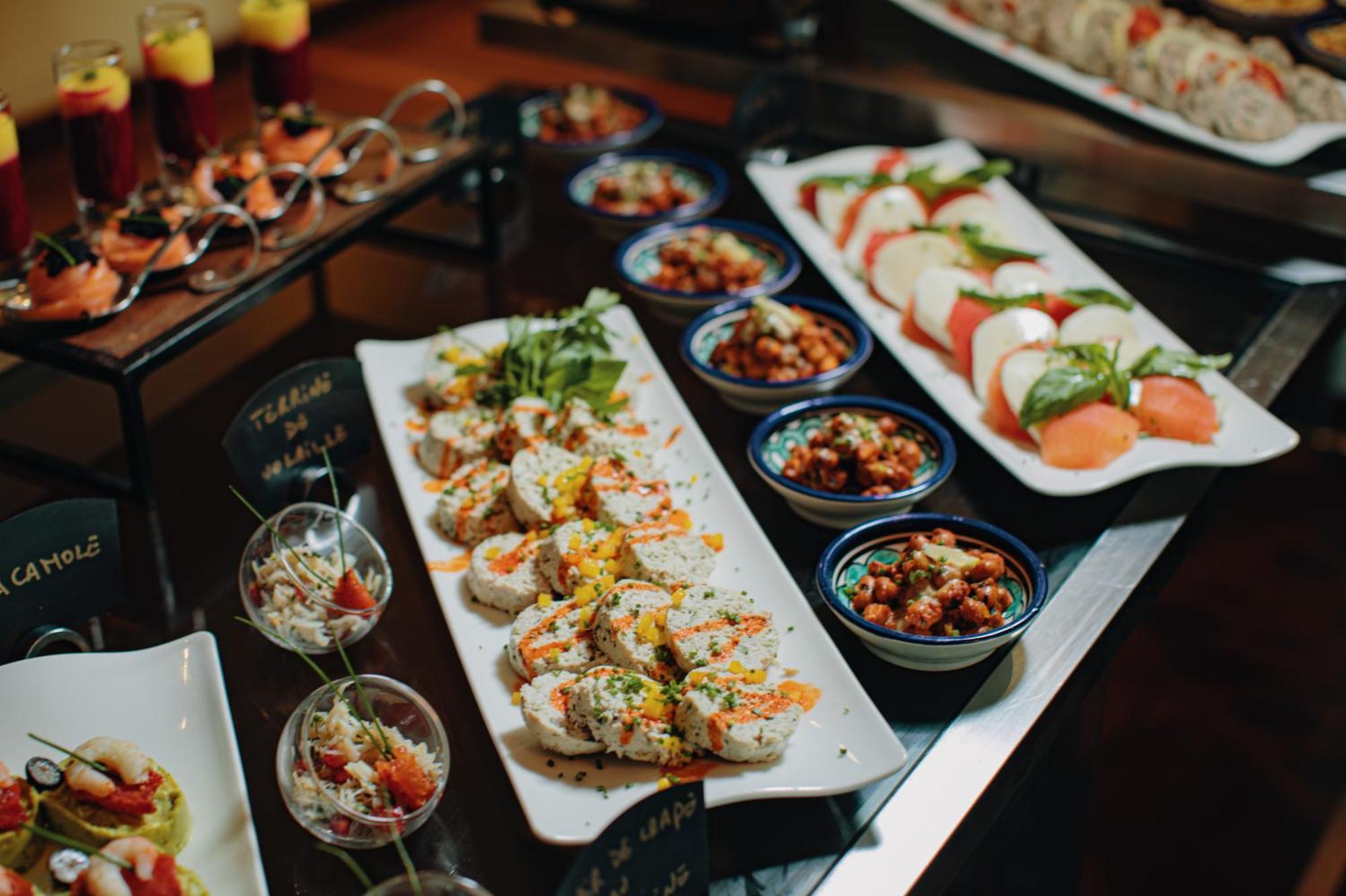 Grand Mogador City Center Casablanca Ngoại thất bức ảnh Sushi at a buffet