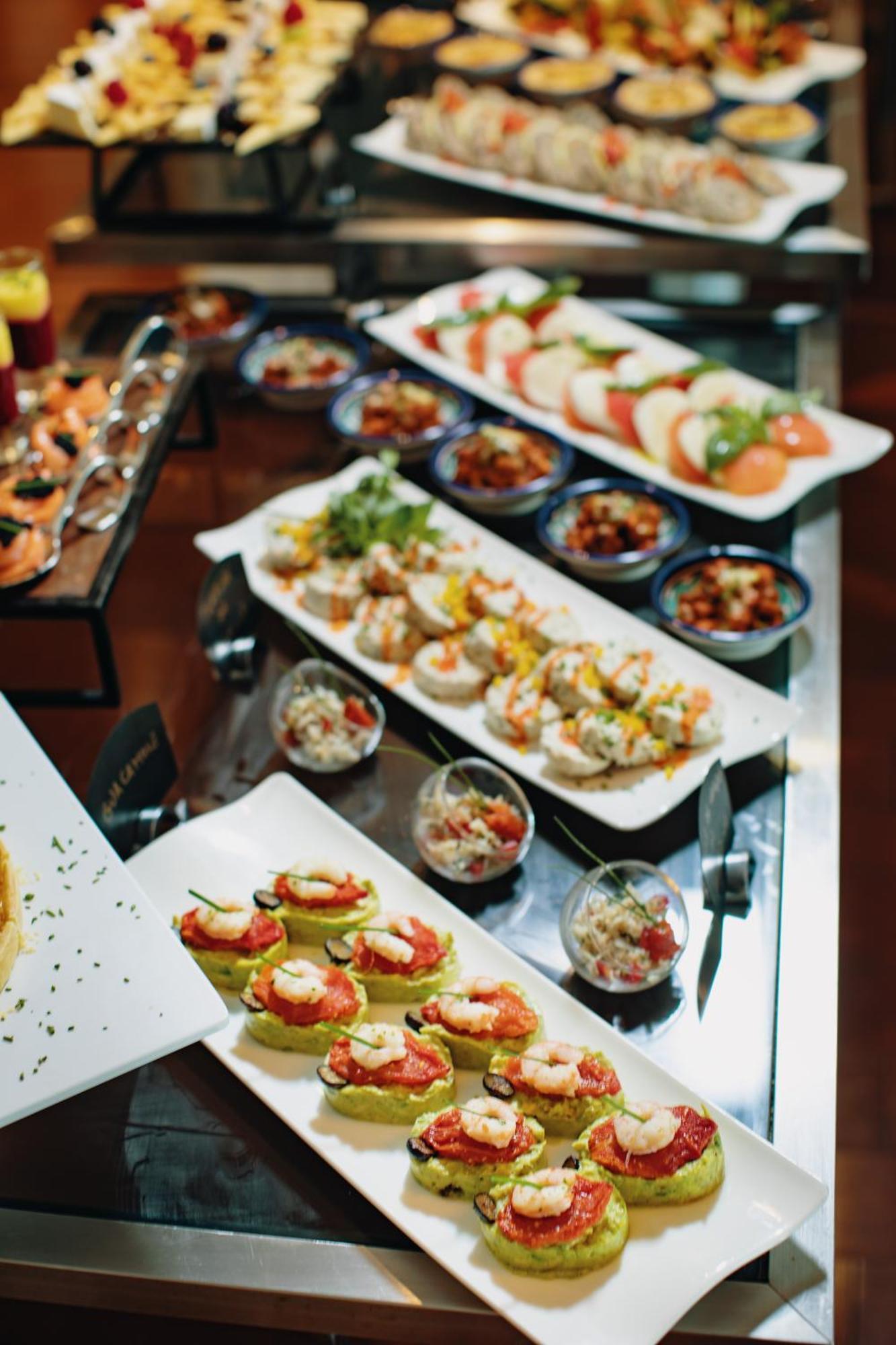Grand Mogador City Center Casablanca Ngoại thất bức ảnh A buffet of various salads