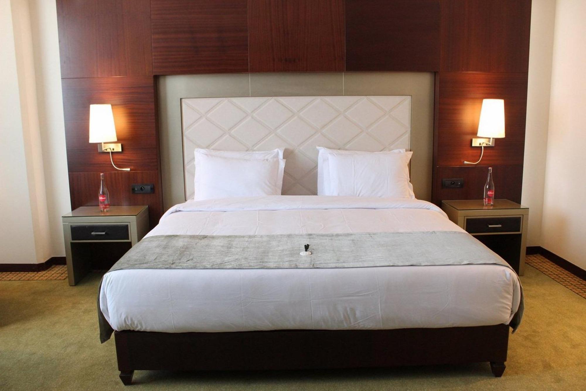 Grand Mogador City Center Casablanca Ngoại thất bức ảnh A bedroom at the hotel
