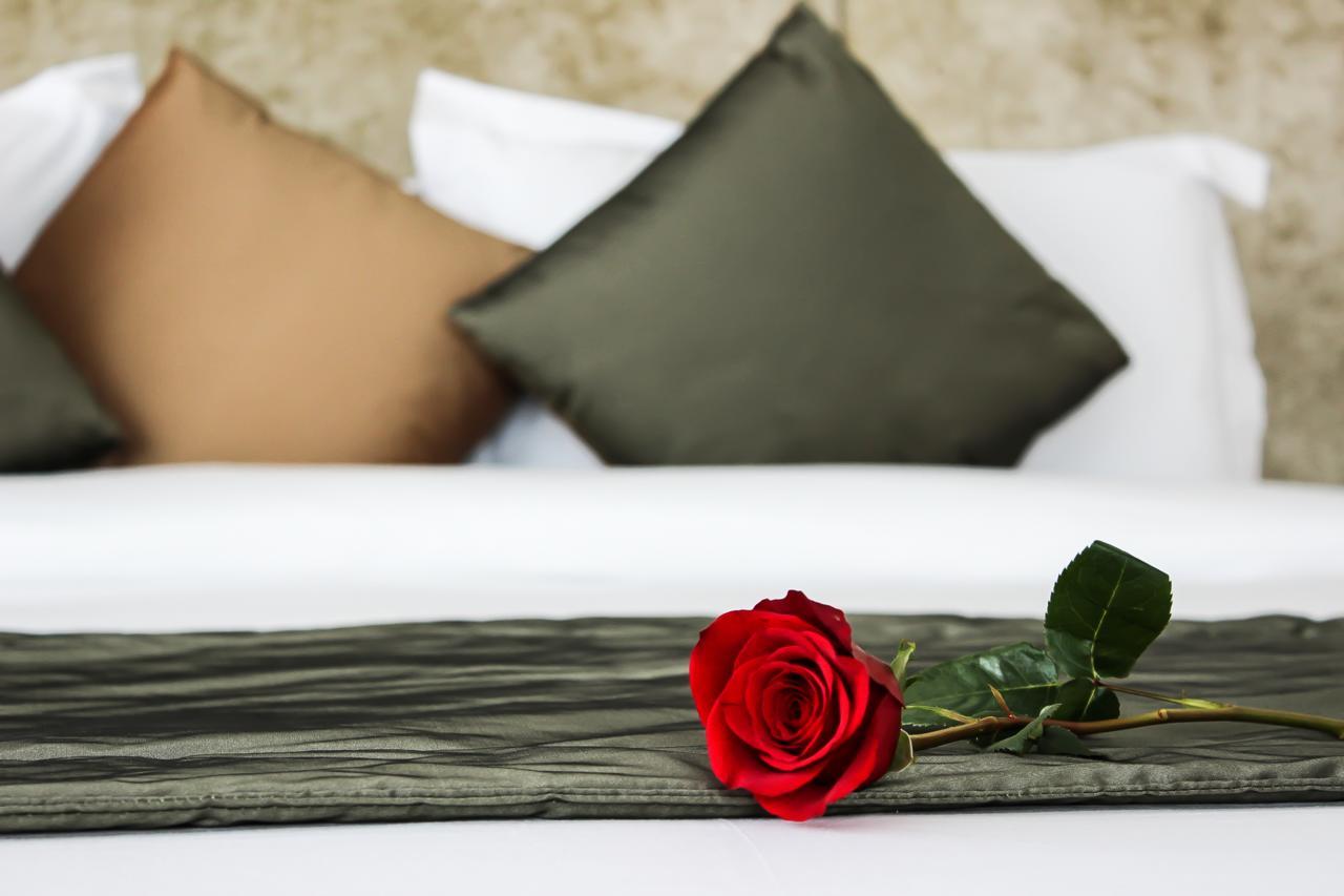 Grand Mogador City Center Casablanca Ngoại thất bức ảnh A rose on a bed