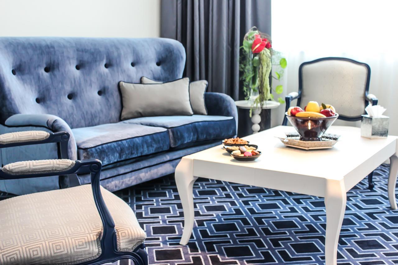 Grand Mogador City Center Casablanca Ngoại thất bức ảnh A living room in a hotel suite