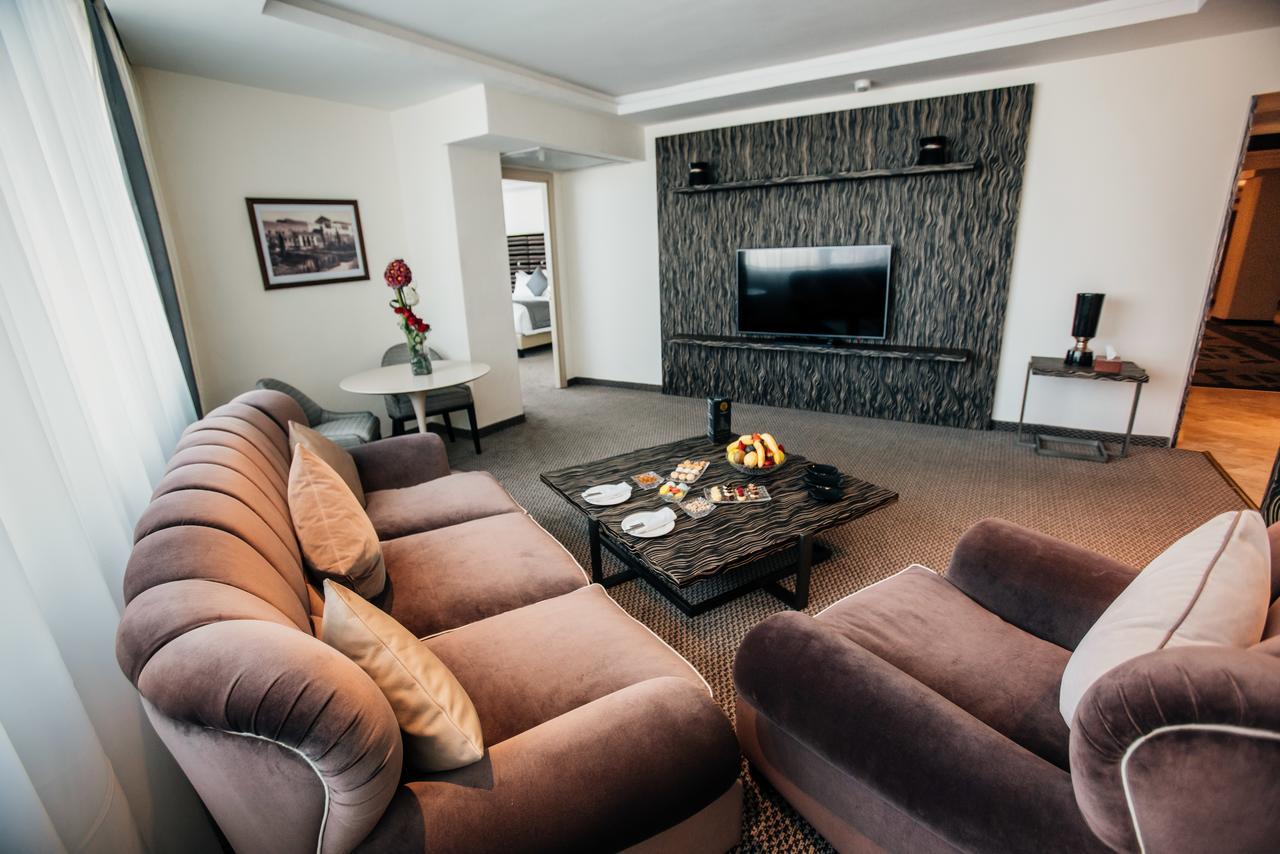 Grand Mogador City Center Casablanca Ngoại thất bức ảnh A living room in a hotel