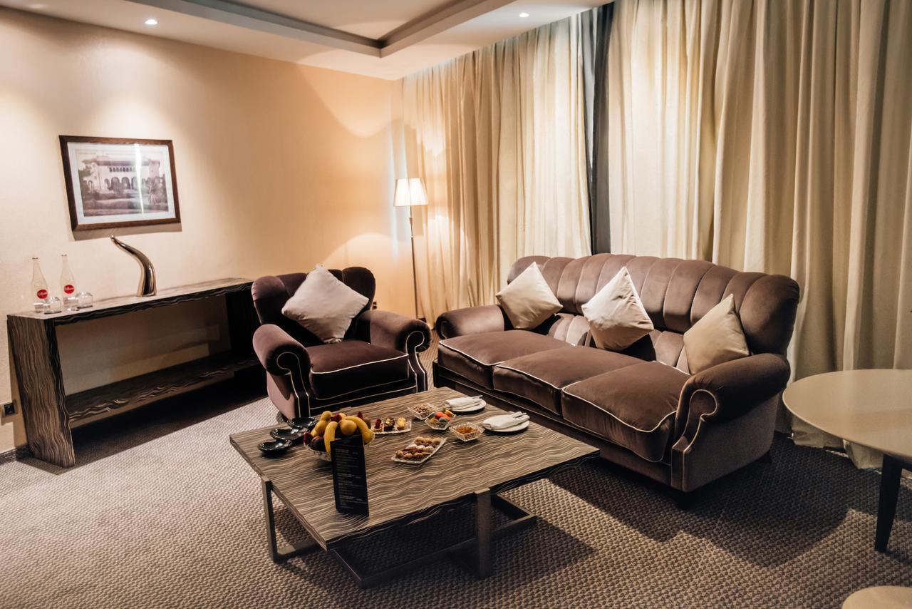 Grand Mogador City Center Casablanca Ngoại thất bức ảnh A living room in a suite at the hotel